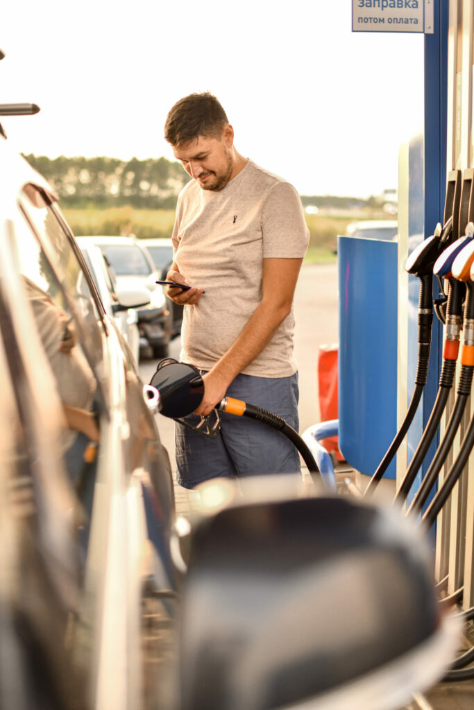 car-travel-summer-man-cars-traveling-gas-station-refueling-benzine_t20_3dWP0R