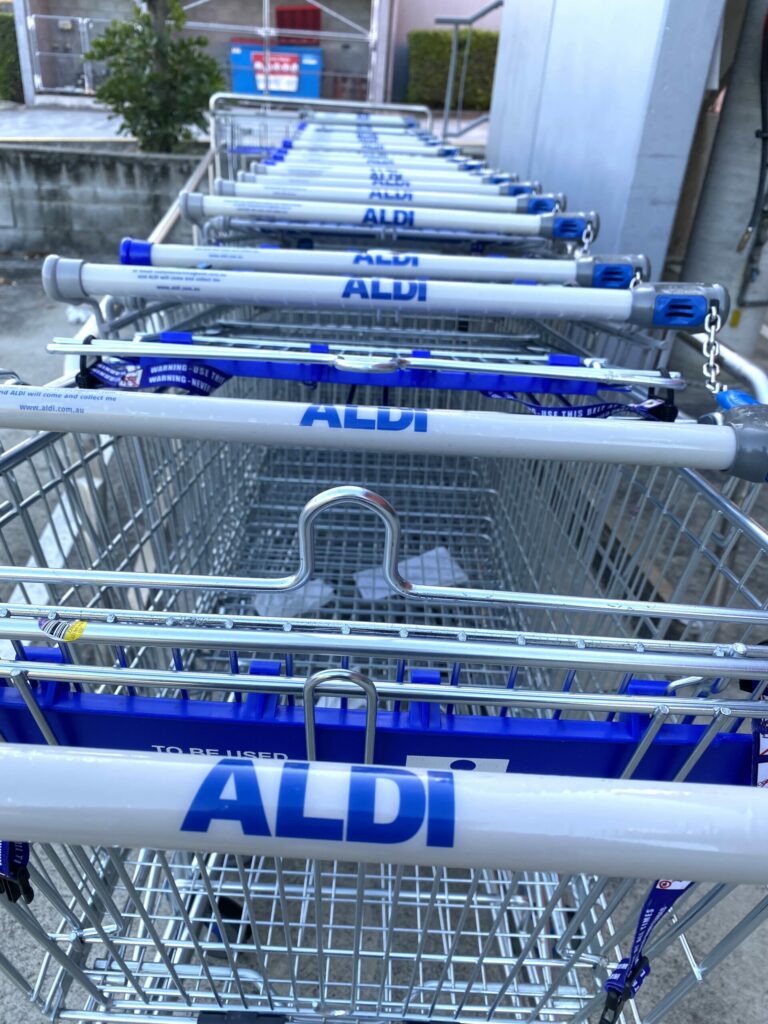 aldi-shopping-carts-in-carpark_t20_dzRv23-1