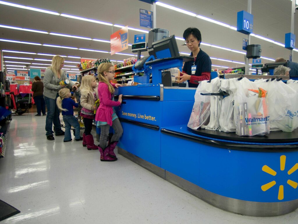 Can Walmart employees accept gifts from customers?