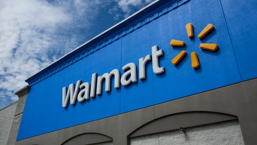 Is Walmart raising pay in 2022?