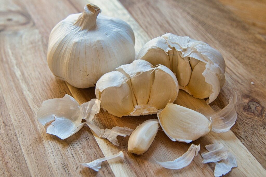 What is clove of garlic look like?